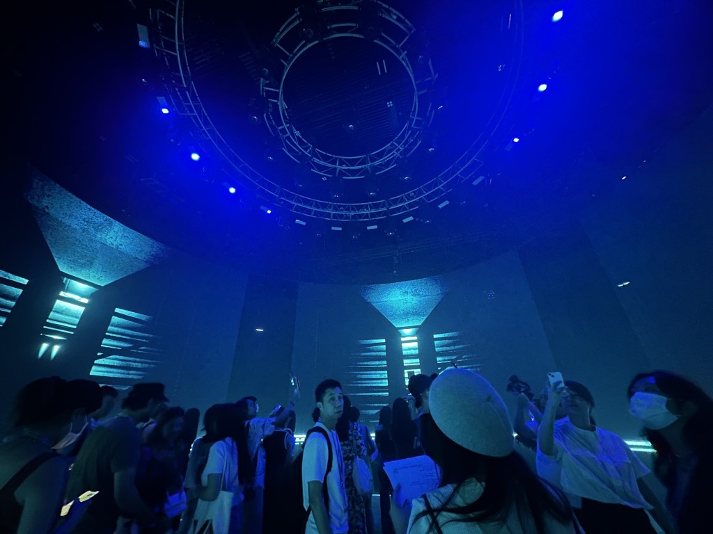 劉德華展覽｜沉浸式體驗《沿途》，讓觀眾與劉德華交換身分，在舞台上當一次天王。