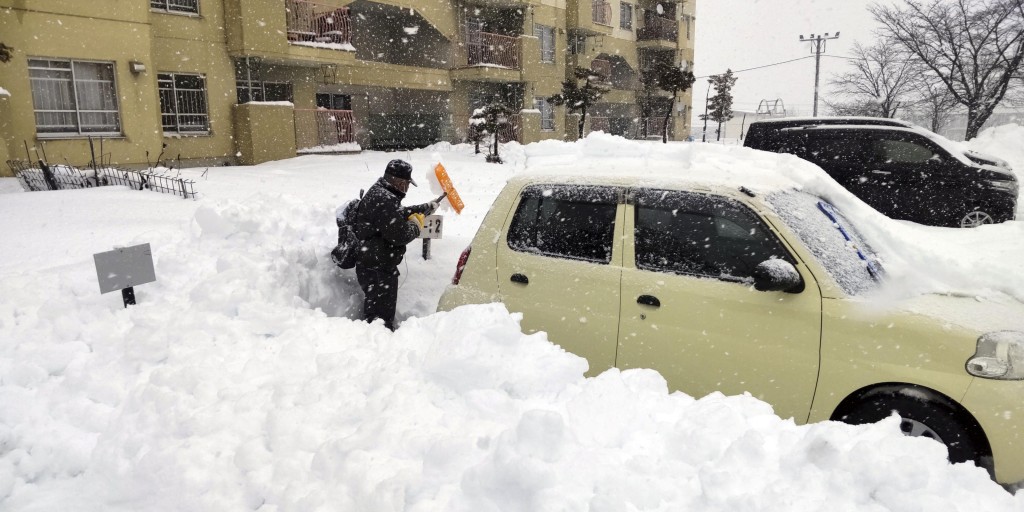 北海道受到暴风雪侵袭一名男子正清理积雪。路透社