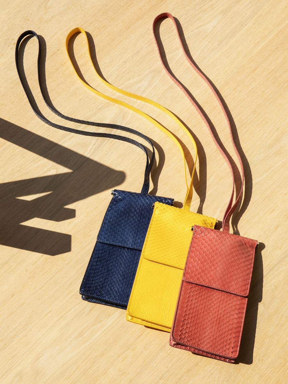 Gabriela Hearst熱賣的Neck Pouch推出多種顏色選擇/各/$9,900/Lane Crawford。