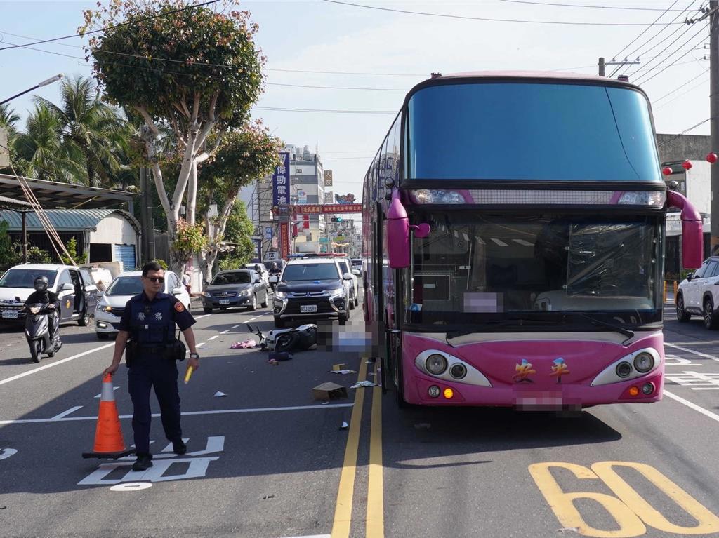 戴姓女生将女警撞飞，害对方被旁边旅巴辗爆头惨死。