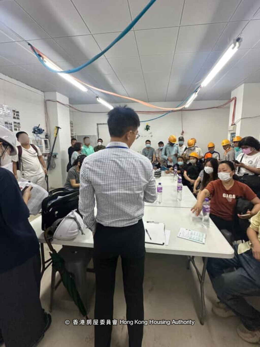 日工友追討欠薪的行動,房屋署項目團隊,包括建築師、駐地盤工程監督及勞資關係主任,密切跟勞工處、警方、香港建造業總工會及工人代表多方協調。房委會公屋人情風貌FB圖片 日工友追討欠薪的行動,房屋署項目團隊,包括建築師、駐地盤工程監督及勞資關係主任,密切跟勞工處、警方、香港建造業總工會及工人代表多方協調。房委會公屋人情風貌FB圖片