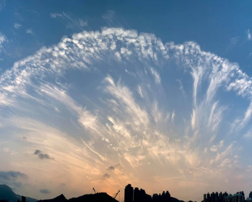 狀似「孔雀開屏🦚」的畫面， 是由凝結尾跡變形雲和輻輳狀雲共同構成。天文台facebook圖片