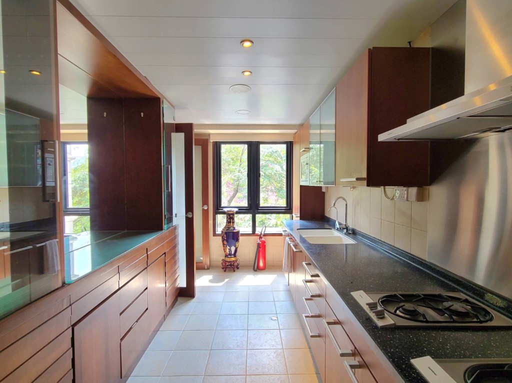 廚房採用雙邊工作台設計，備有多個組合廚櫃，收納空間充裕。