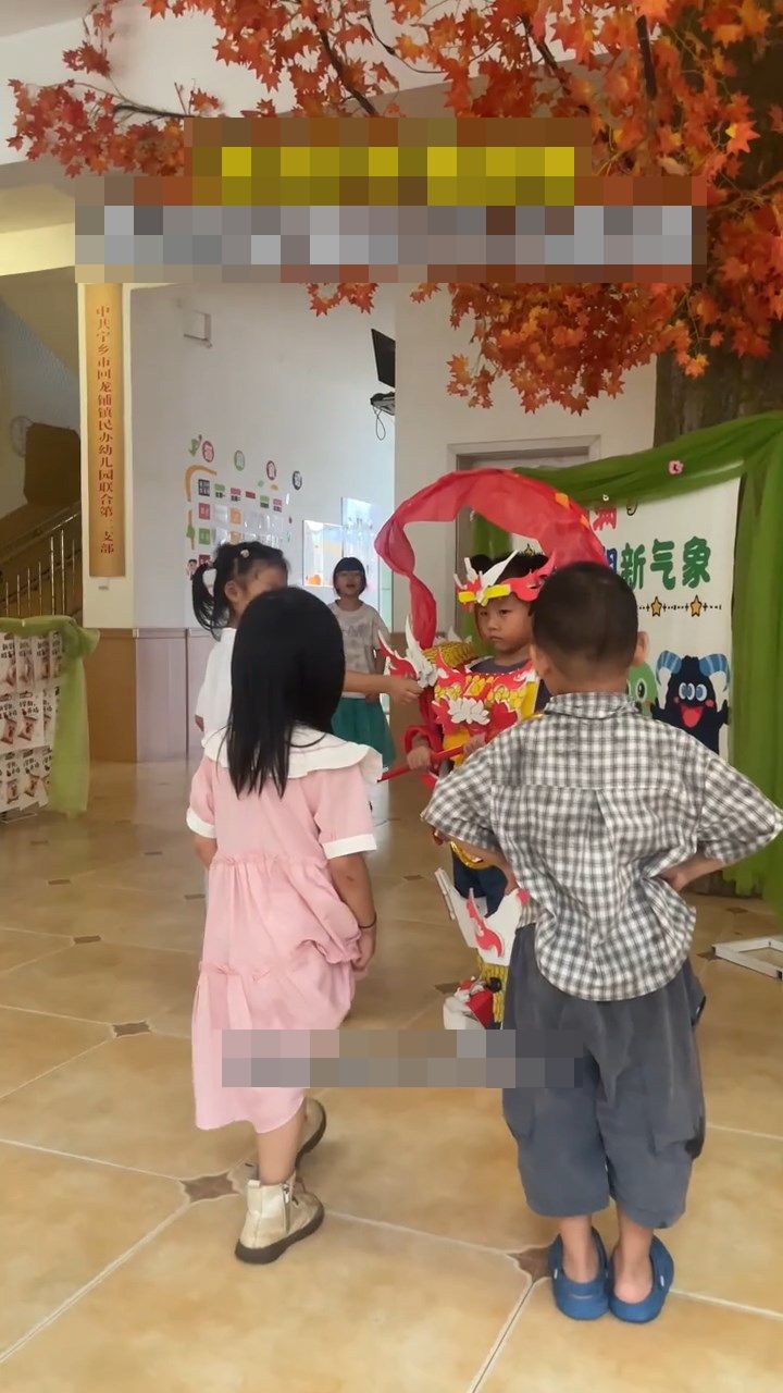 萬先生為5歲兒子親手製作哪吒戰袍。大豆視頻 萬先生為5歲兒子親手製作哪吒戰袍。大豆視頻