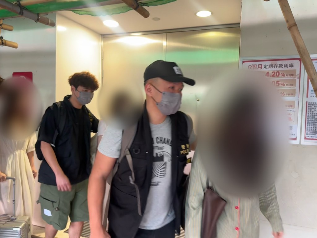 行動中，人員拘捕12名內地女子及2名外籍女子，年齡介乎18歲至37歲，涉嫌「違反逗留條件」。警方提供