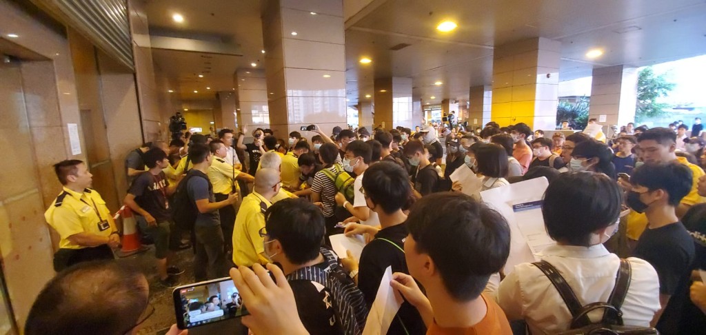 數十人一度包圍港鐵總部