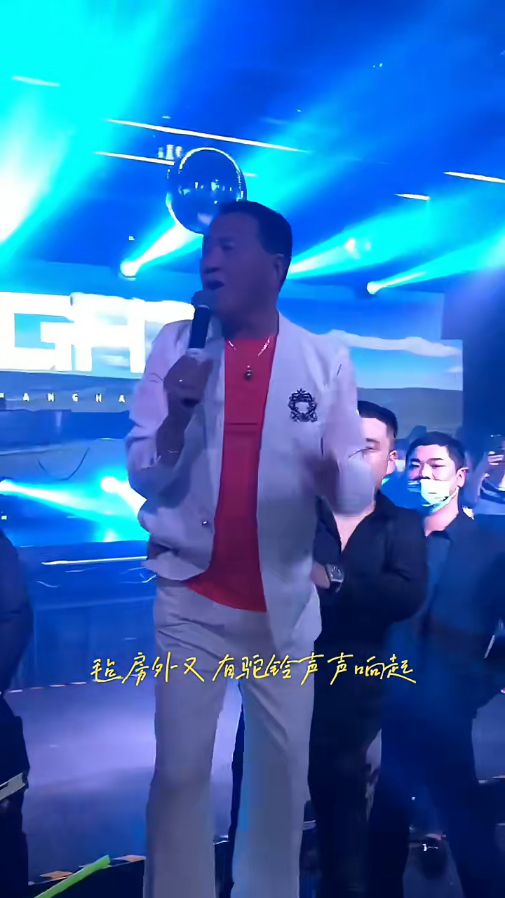 日前又有一段萬梓良險跌落台的短片瘋傳。 日前又有一段萬梓良險跌落台的短片瘋傳。