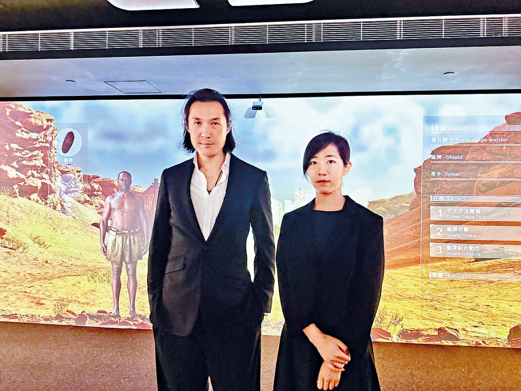侯雨濛(右)表示,展覽當中的「演.武.場」8K沉浸式全身體感互動裝置遊戲,重現贊德最後一位國王的模樣及戰技。左為趙式慶。