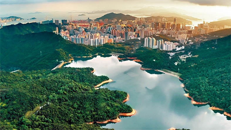 「香港四徑超級挑戰」是指麥理浩徑、衛奕信徑、港島徑和鳳凰徑四條長程山徑。