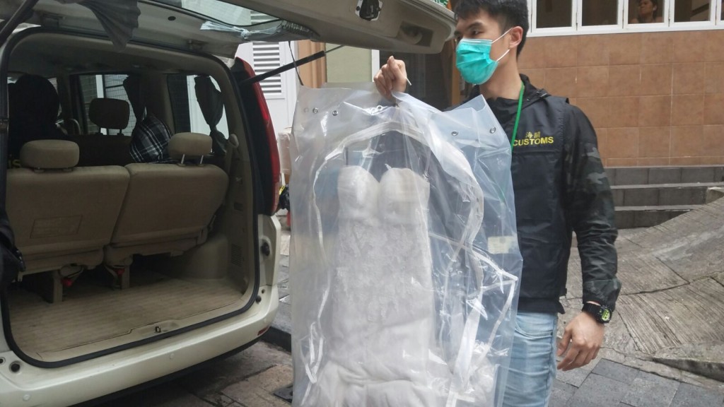 海關檢走一套婚紗調查。徐裕民攝