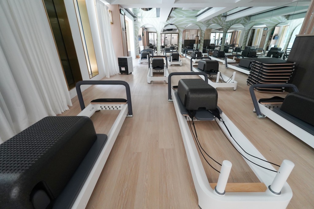 有些高級團體課程亦需付費,例如Reformer Pilates(器械普拉提),會員價最低為每堂190元,非會員最貴每堂350元。 有些高級團體課程亦需付費,例如Reformer Pilates(器械普拉提),會員價最低為每堂190元,非會員最貴每堂350元。