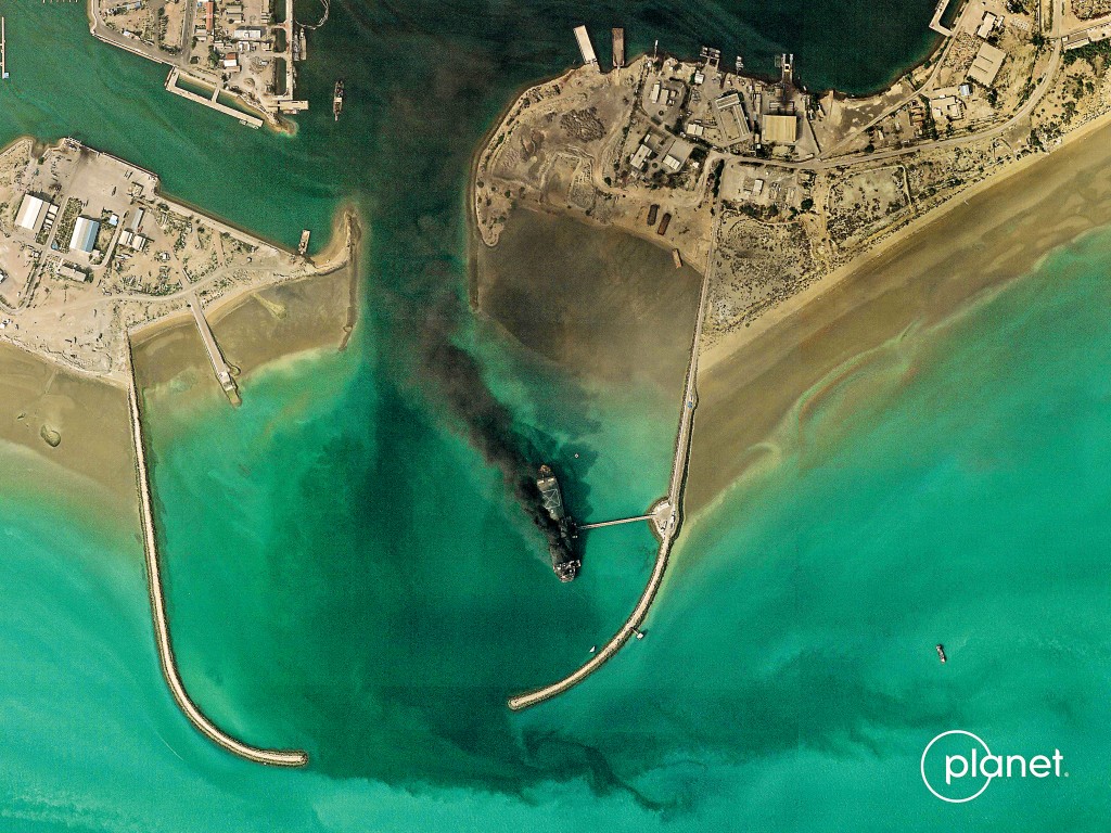 周一卫星影像显示，伊朗海军在南部阿巴斯港的基地遇袭，军舰冒出浓烟。阿巴斯港位于霍尔木兹海峡北岸，不仅是海军主要总部，也是控制霍尔木兹海峡的关键设施。