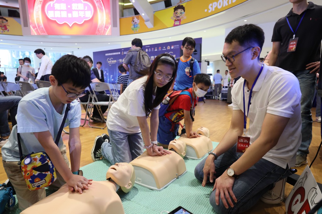  消防处不时举行公众教育活动，教导市民施行心肺复苏法（CPR）及使用自动心脏除颤器（AED）。