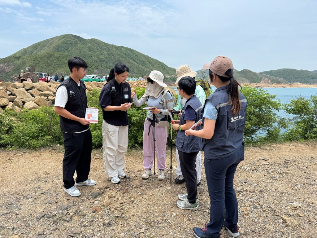 入境处及旅监局人员向市民及旅客派发宣传单张，呼吁切勿聘用非法领队或导游。政府新闻处