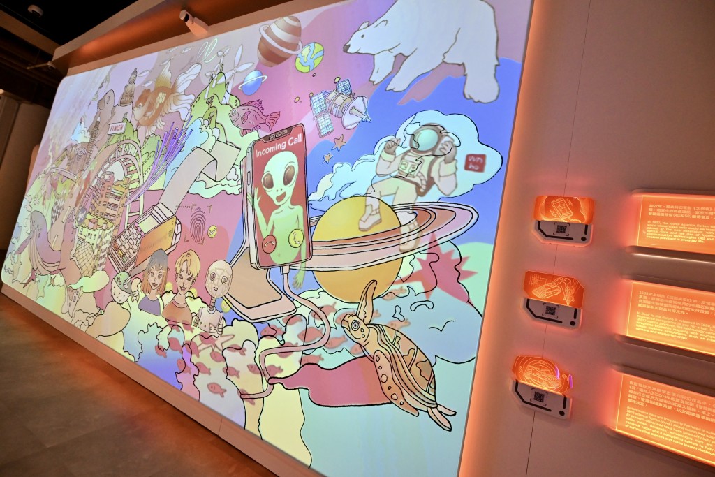 本地艺术家何博欣创作的壁画，配以动画方式，展示了科幻与科技进步的交集。