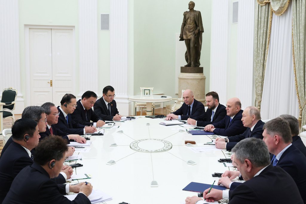 當地時間11月18日下午,國務院總理李強在莫斯科克里姆林宮會見俄羅斯總統普京。美聯社 當地時間11月18日下午,國務院總理李強在莫斯科克里姆林宮會見俄羅斯總統普京。美聯社