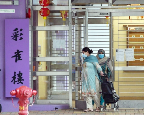 中心會向蘇屋邨彩雀樓住戶派發樣本樽。