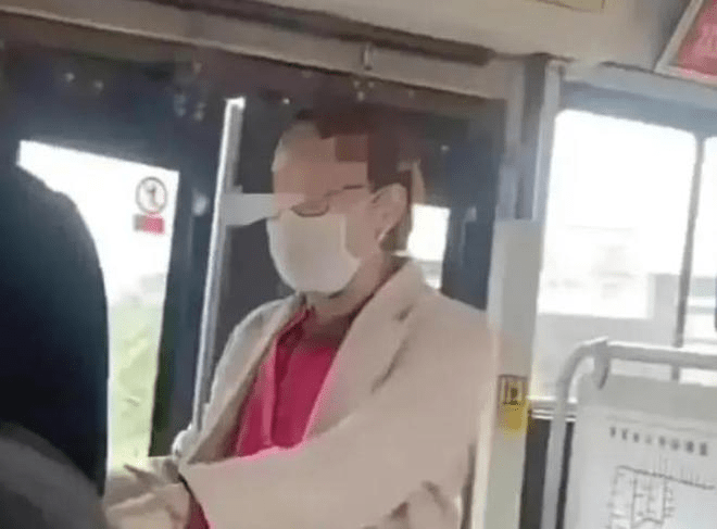 网传影片显示，巴士上女子唱完歌向乘客索歌酬，拦在车门前声称：「唔畀钱唔准落车」。