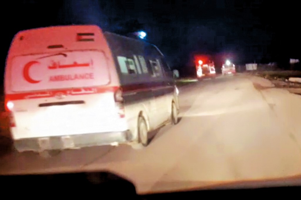 手機影片顯示,救護車3月23日遭以軍襲擊前亮着車頭燈和警示燈。