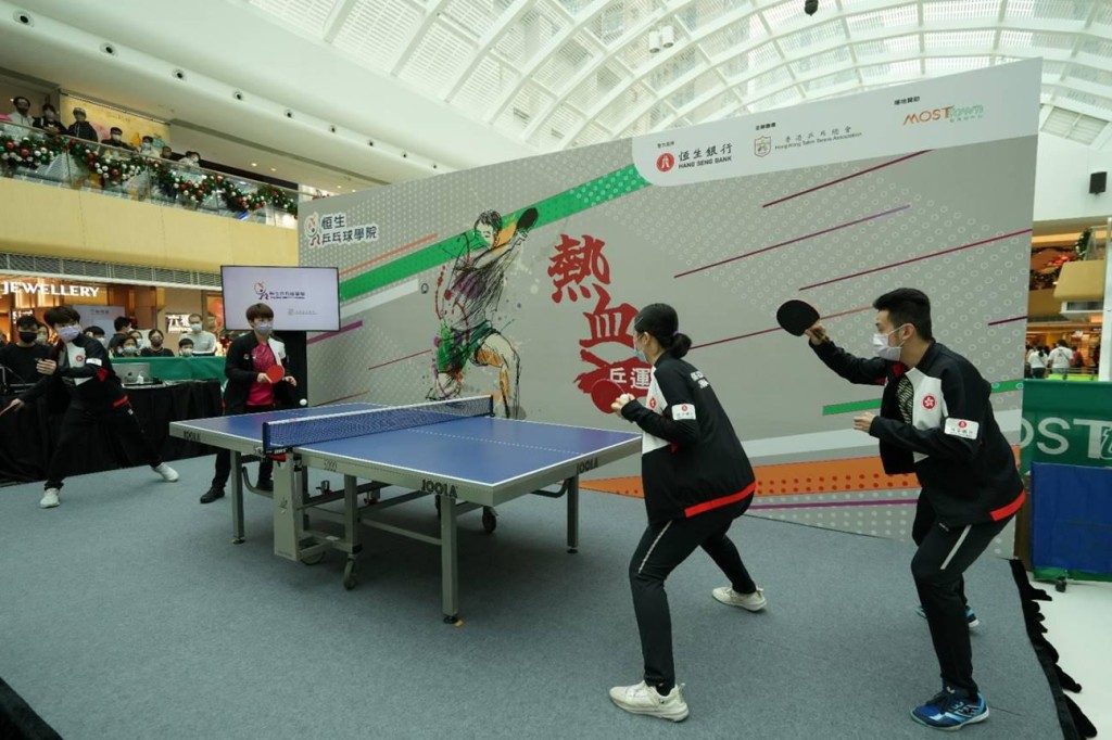 港隊運動員於活動中進行球技示範。香港乒總提供圖片
