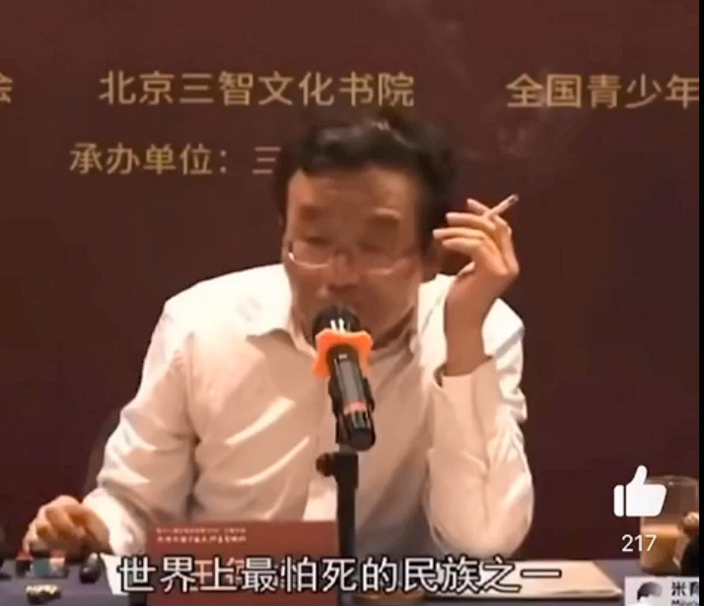復旦著名哲學教授王德峰是老煙民，講課手不離煙。互聯網