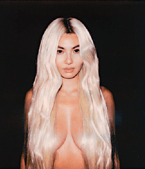 ■王麗嘉僅以長髮遮住胸前重要位置！
