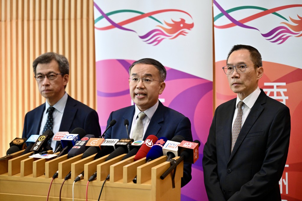 財經事務及庫務局局長許正宇（中）、常任秘書長（庫務）黎志華（左）和政府物流服務署署長陳嘉信（右）。劉駿軒攝