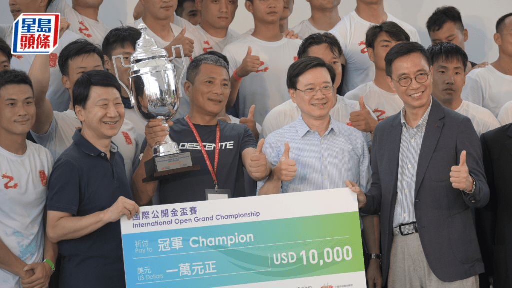 行政長官李家超為港澳盃及國際公開金盃頒獎時,受到海內外運動員高聲歡呼,他亦親切同運動員互動合照,十分親民。陳浩元攝