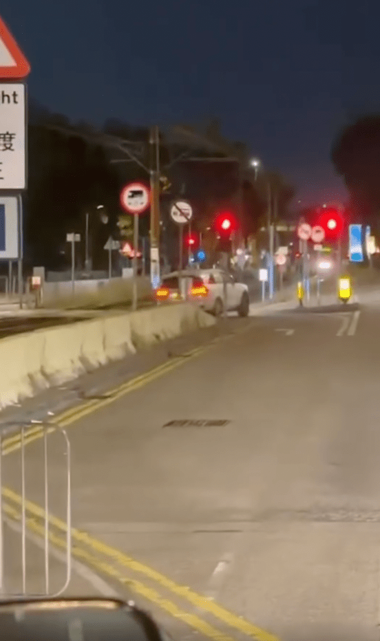 私家車沿路軌行駛約百米,至元朗洪元路泉薈停車場對開的分岔位置,始駛離路軌範圍。fb@屯門友 私家車沿路軌行駛約百米,至元朗洪元路泉薈停車場對開的分岔位置,始駛離路軌範圍。fb@屯門友