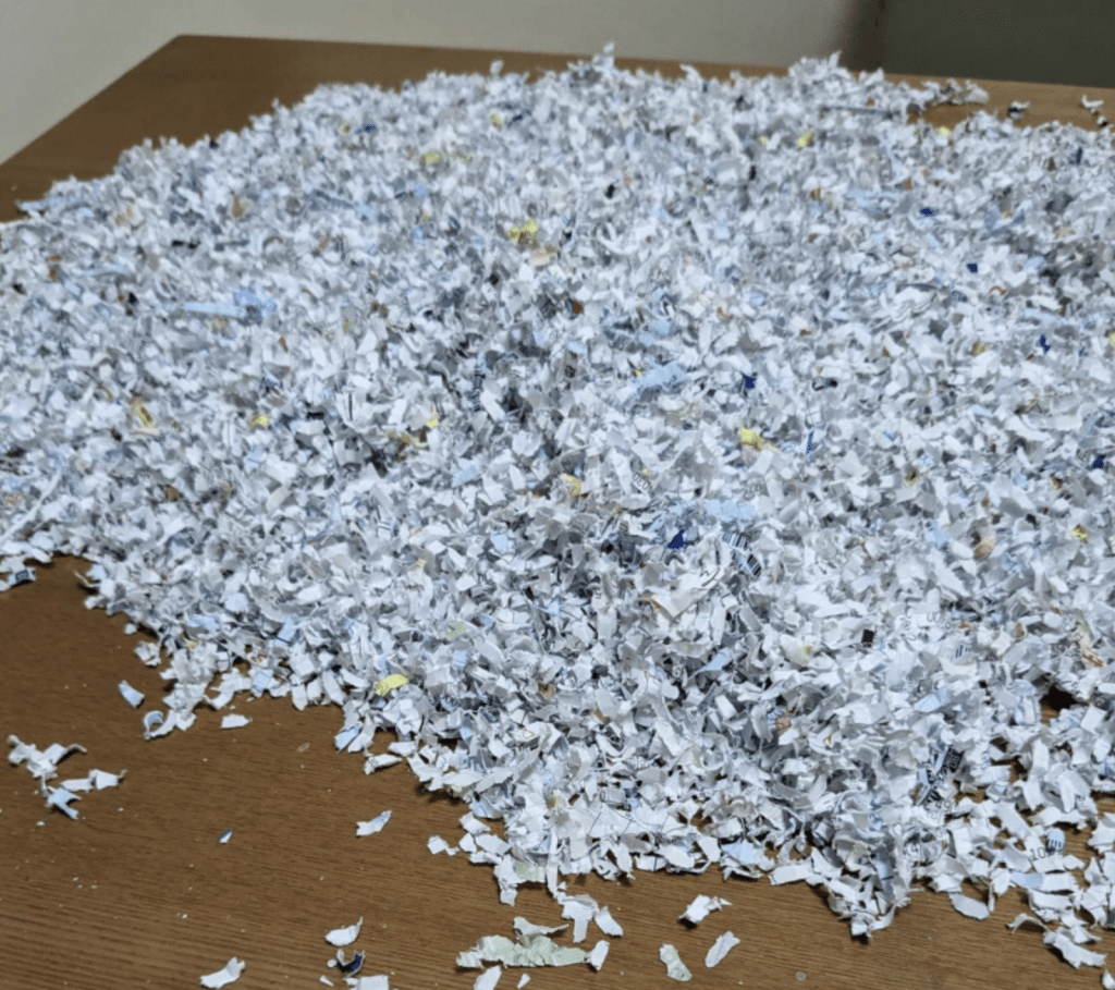 1万日圆的碎片与其他纸屑团混在一起，要将其分辨出来如大海捞针。