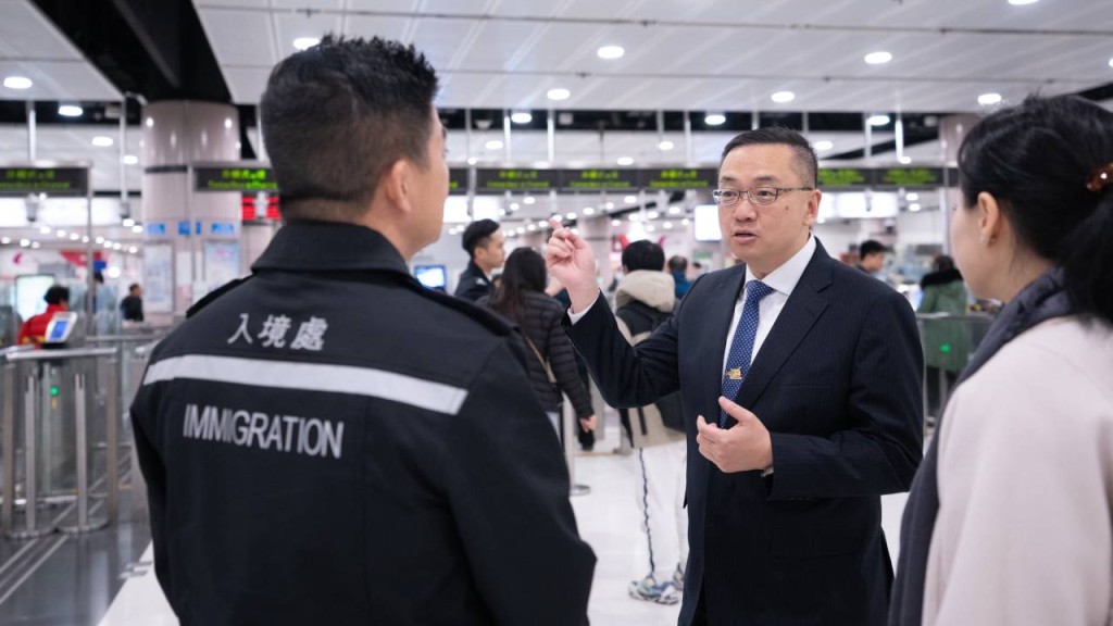 聖誕｜出入境高峰將至 郭俊峯視察三大管制站 了解準備工作
