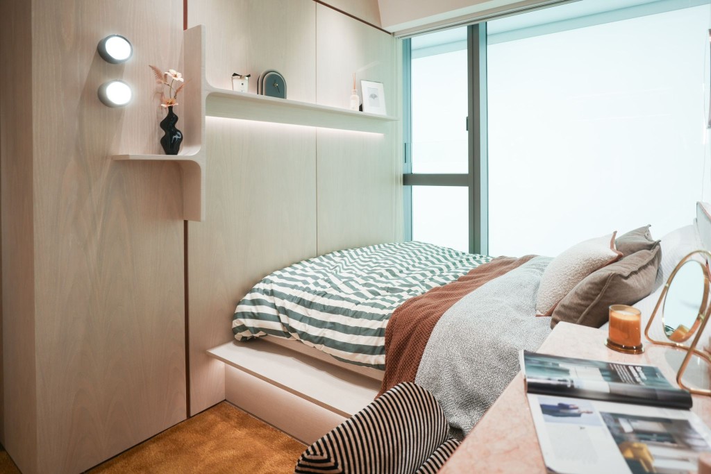 睡房贯彻单位米白色设计主调。