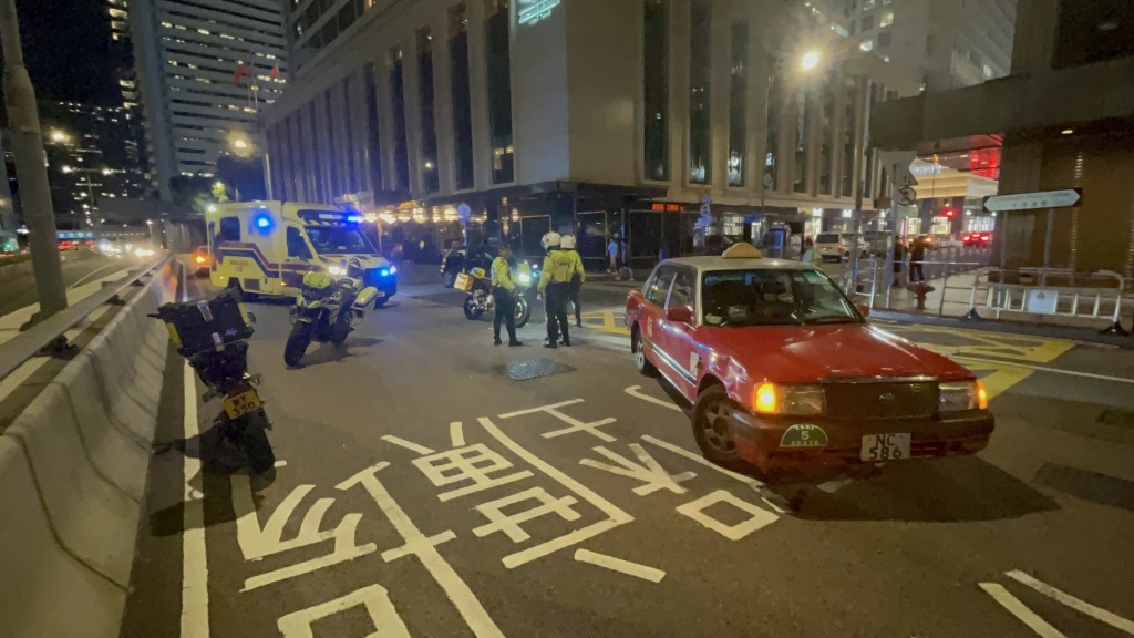 一輛的士與電單車發生相撞。 一輛的士與電單車發生相撞。