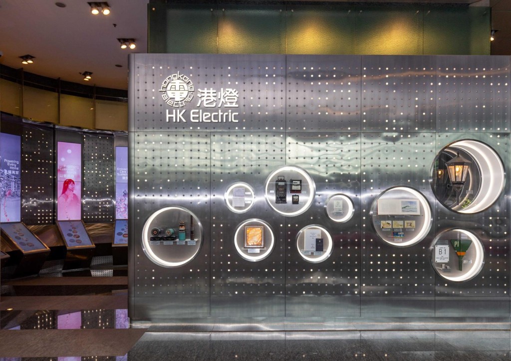港燈「135周年歷史展示廊」亦展出一系列極具歷史價值的實物展品,包括港燈不同年代的電表和電費單,1940年代常見的電街燈、以及紀念二戰期間為保衛北角發電廠而英勇捐軀的港燈員工紀念牌匾等。 港燈「135周年歷史展示廊」亦展出一系列極具歷史價值的實物展品,包括港燈不同年代的電表和電費單,1940年代常見的電街燈、以及紀念二戰期間為保衛北角發電廠而英勇捐軀的港燈員工紀念牌匾等。