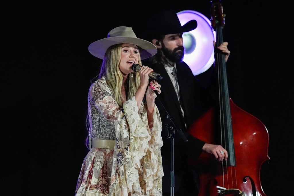 Lainey WIlson唱出「Bluegrass版本」、由Taylor主唱的《Love Story》。