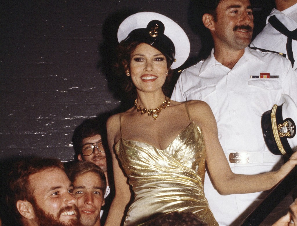 1982年Raquel Welch在百老匯音樂劇《年度女性》中與塞班號航空母艦的水手和幾名海軍陸戰隊員合影。AP