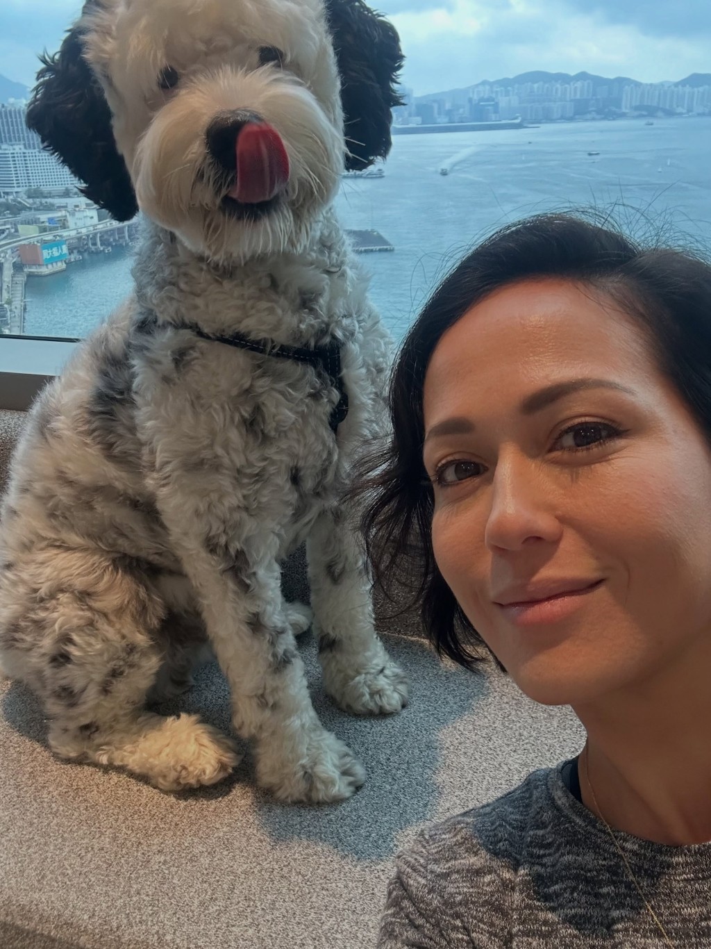 貝安琪不時帶愛犬四圍遊玩。