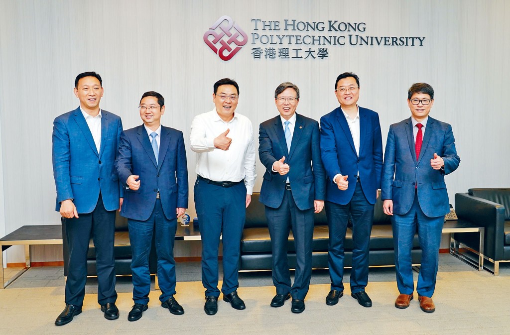 左起：泰州市政府副市長徐文進、中聯辦青年工作部副部長宋來，泰州市委書記朱立凡，香港理工大學校長滕錦光等人，出席「泰州日」開幕儀式。