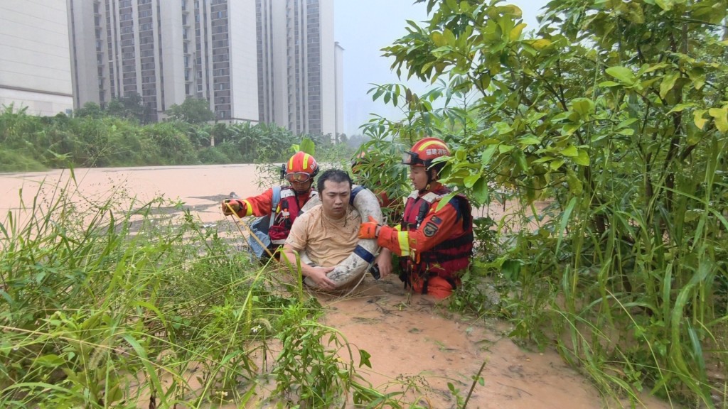 福建莆田連日暴雨致堤壩現缺口，逾百房屋倒塌，亦有人失聯。新華社