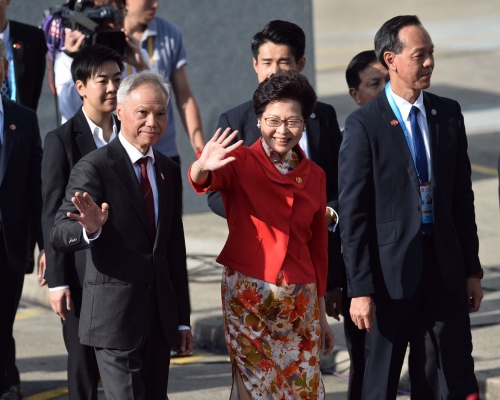 林鄭月娥及林兆波與到場的市民揮手。