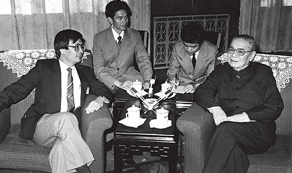 譚耀宗見過不同的領導人，他形容每一位都有其個人魅力及才幹，很值得學習。圖為譚耀宗（左）八十年代與前外交部長姬鵬飛 （右）交流。