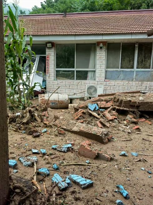 河北灤平暴雨引發山泥傾瀉，已造成8人死亡，4人仍然失蹤。抖音＠檸檬草