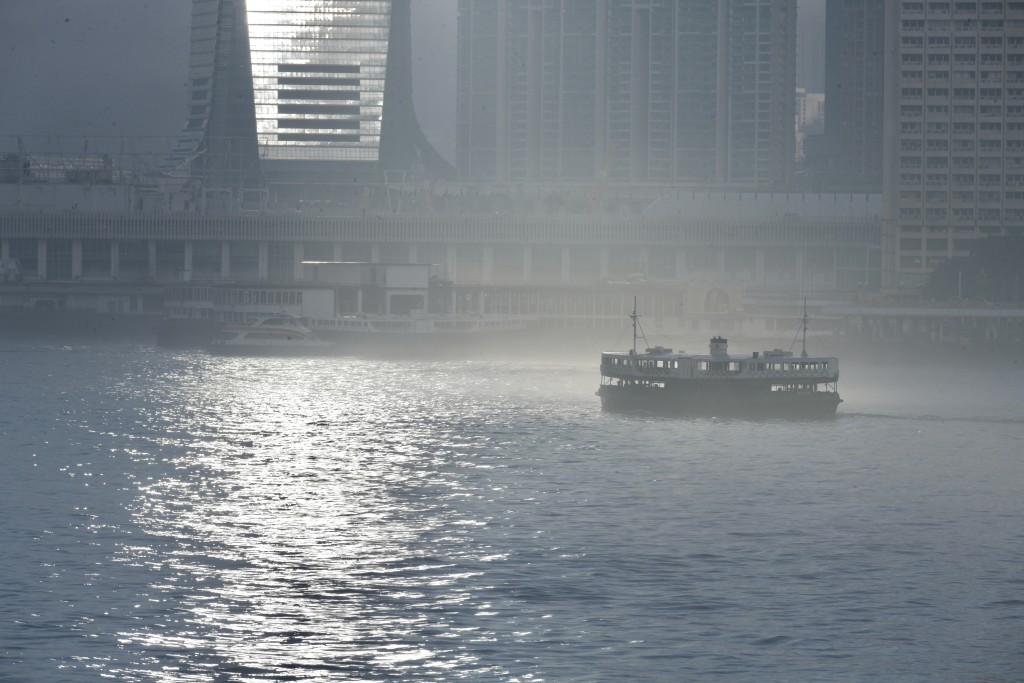 受大雾影响，香港部分水域能见度低。