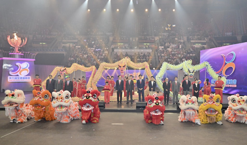 第九届全港运动会开幕典礼今日在香港体育馆举行，更有龙狮表演。