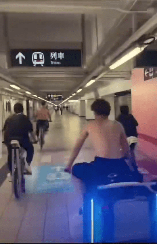 少年们于红磡站行人隧道内浩浩荡荡踩单车。