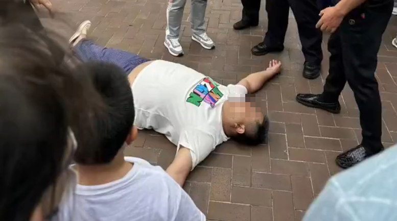 警方随后赶到现场，男子却突然倒在地上「躺平」。网片截图