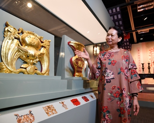 東華三院檔案及歷史文化辦公室主管史秀英表示,是次展覽可看到逾七十件來自東華三院的文物,旁為用作穩固牌匾及對聯的掛鈎和托,有倒掛的蝙蝠外形,象徵「福到」。