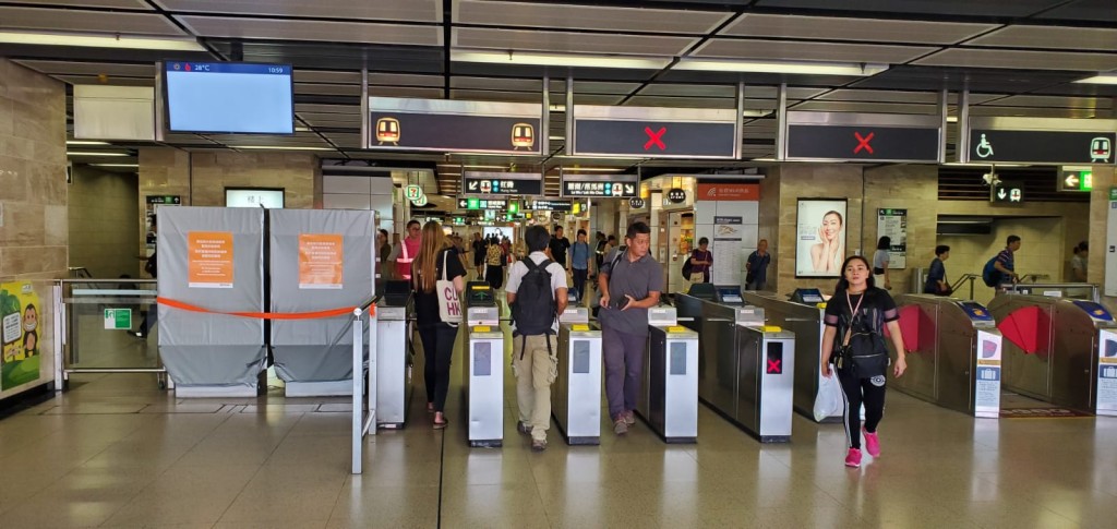 沙田站正常開放，市民照常進出站。  楊偉亨攝