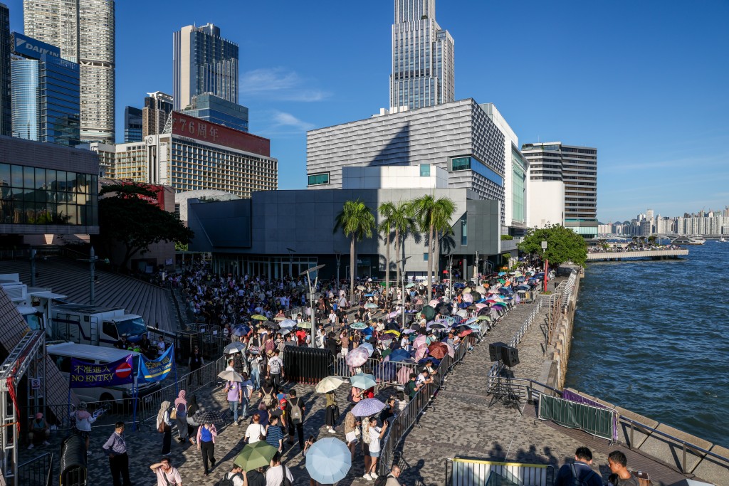 大批市民旅客提早到尖沙咀海傍，等候觀賞煙花。何家豪攝