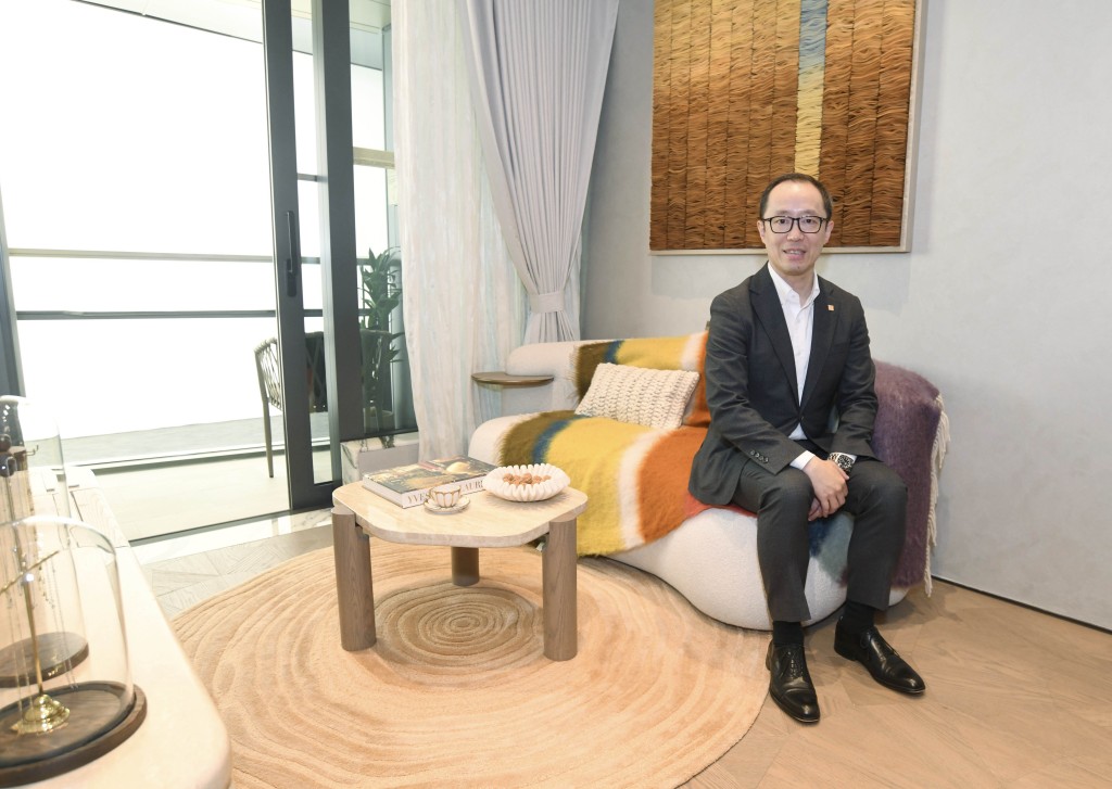 施伟贤透露，在本港发展项目可建楼面高达567.7万方呎；未来会透过不同渠道增加土地储备，以持续增加在港投资，支持香港长远发展。